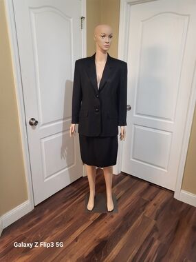 Doncaster Black Women's Blazer and Pencil Skirt Set Pre-owned Size 12
